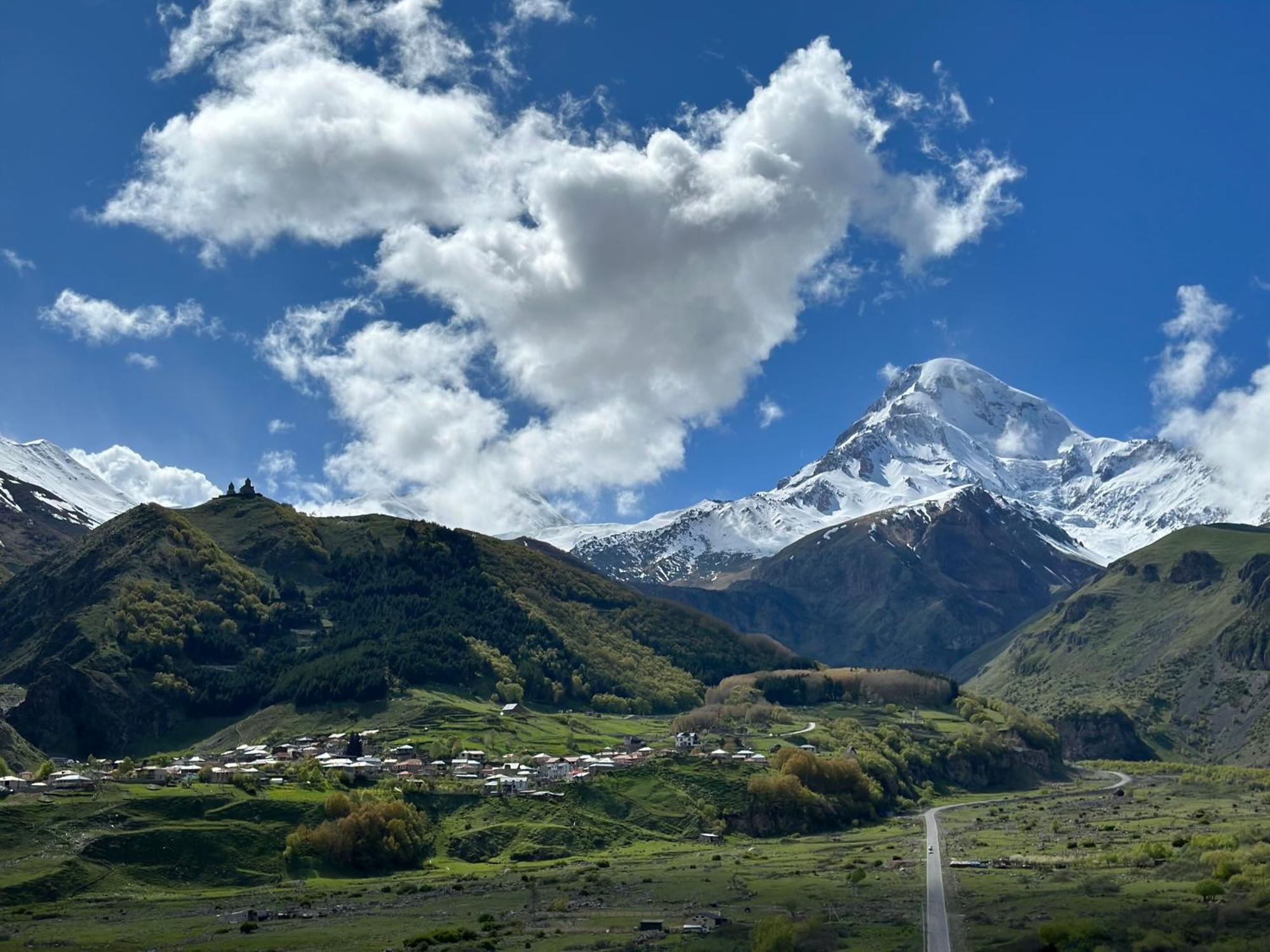 Hotel Axien Kazbegi Экстерьер фото