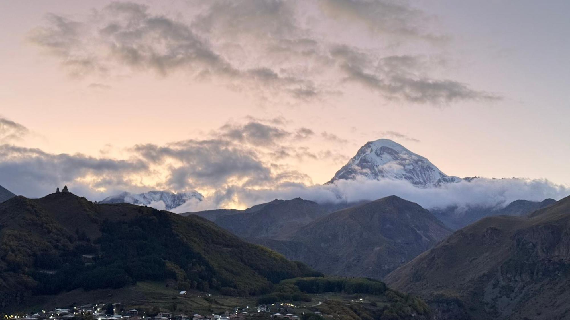 Hotel Axien Kazbegi Экстерьер фото