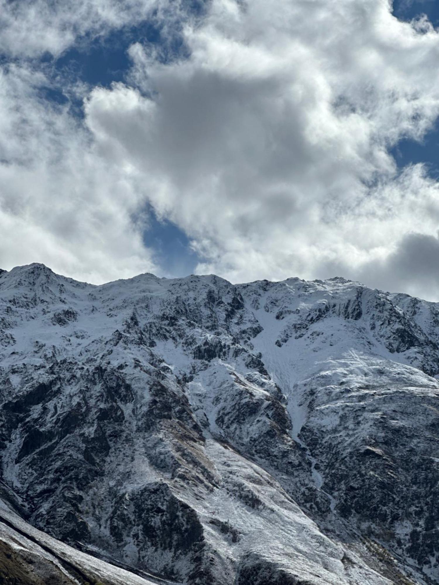 Hotel Axien Kazbegi Экстерьер фото